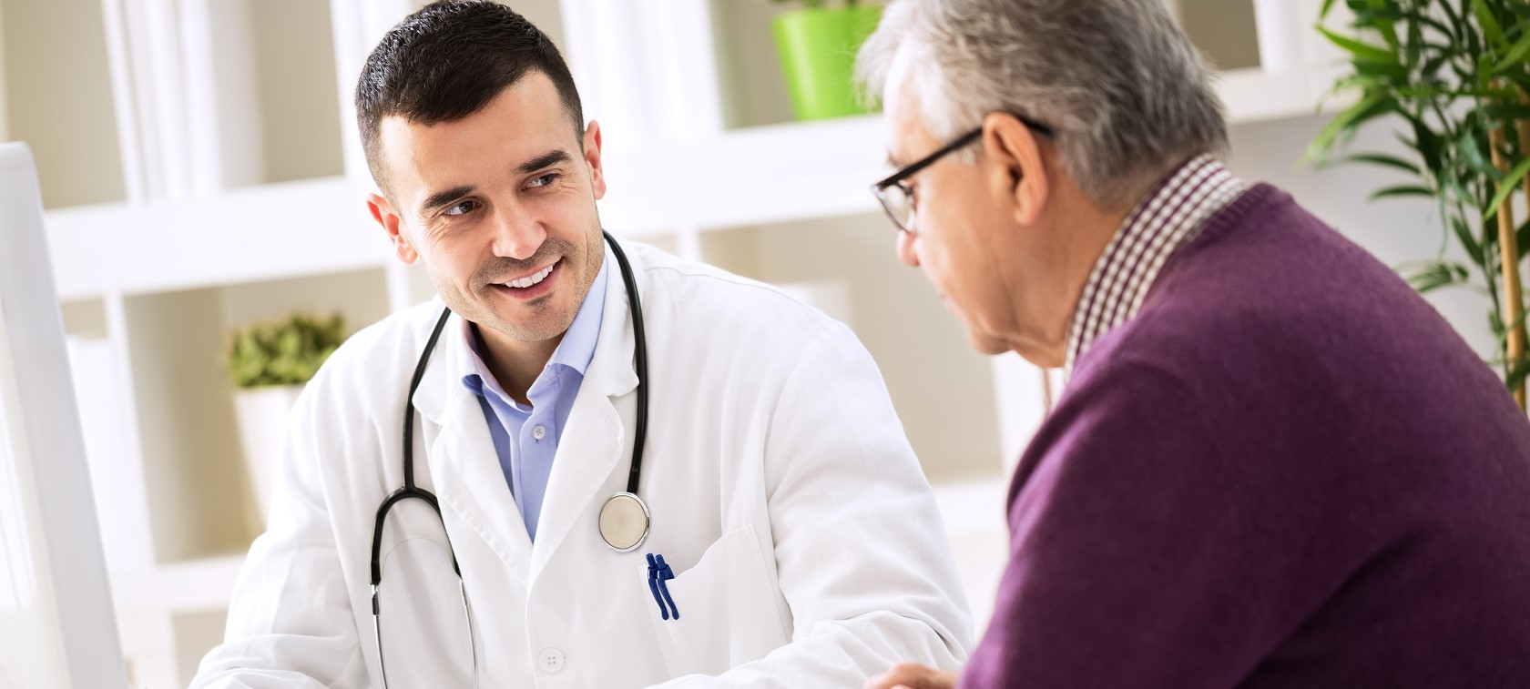 Arzt spricht mit älterem Patient Arzt spricht mit älterem Patient